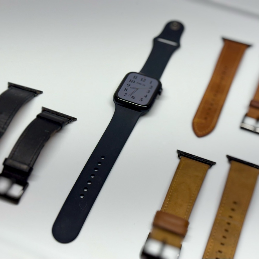 Apple Watch SE (with 4 bands)